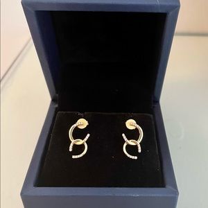 Solid 18k gold earring with diamonds